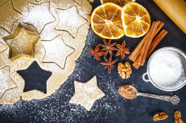 Ev yapımı kurabiye pişirme