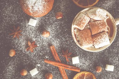 Bir fincan kremalı sıcak çikolata.