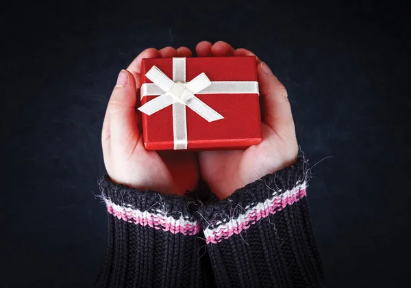 Little red box with bow in girl hand — Stock Photo, Image