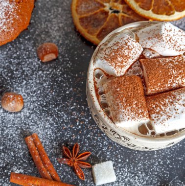 Bir fincan kremalı sıcak çikolata.