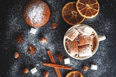 Bir fincan kremalı sıcak çikolata.