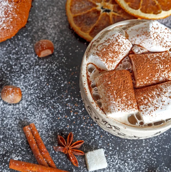 Bir fincan kremalı sıcak çikolata.