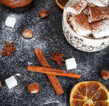 Bir fincan kremalı sıcak çikolata.