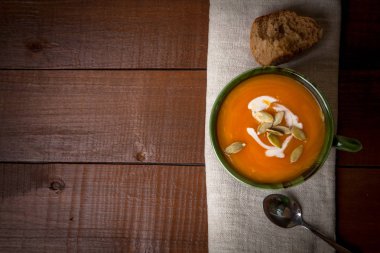 Ahşap üzerinde balkabağı çorbası 