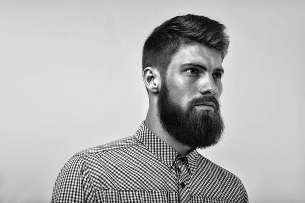 Портрет жорстокого бородатого чоловіка — стокове фото