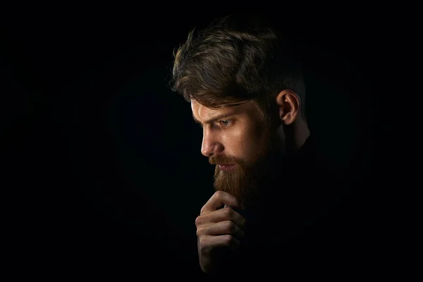 Close-up retrato de jovem intrigado tocando barba olhando fazer — Fotografia de Stock