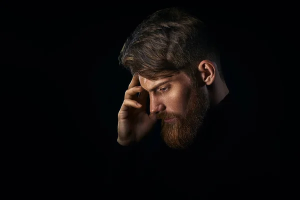 Молодий красивий бородатий чоловік з бородою і стильною зачіскою думати — стокове фото