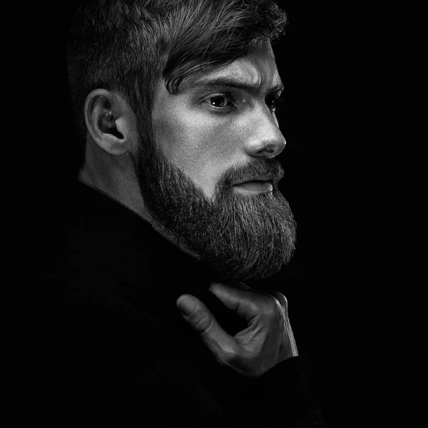 Портрет молодого бородатого чоловіка — стокове фото