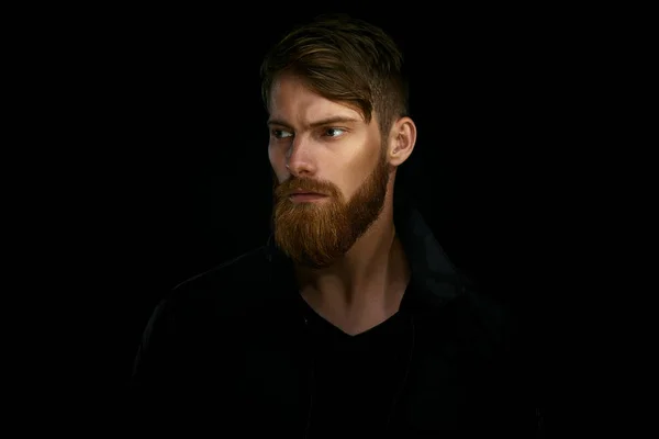 Portret de aproape de barbă bărbat frumos într-o stare de spirit pensivă looki — Fotografie, imagine de stoc