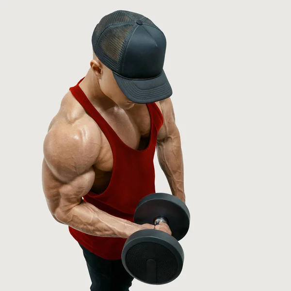 Bodybuilder trägt ein rotes Tanktop — Stockfoto