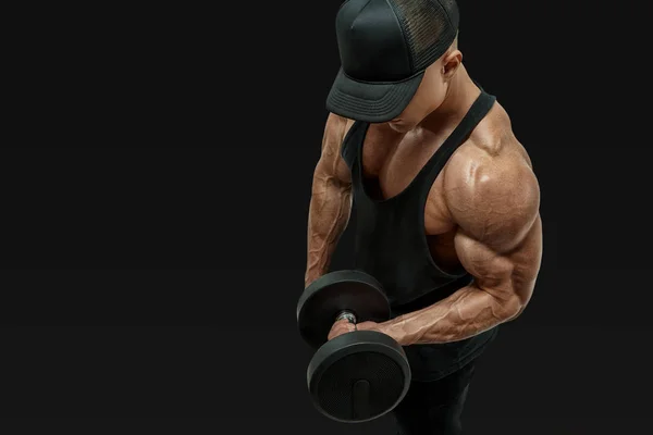 Bodybuilder trägt ein rotes Tanktop — Stockfoto