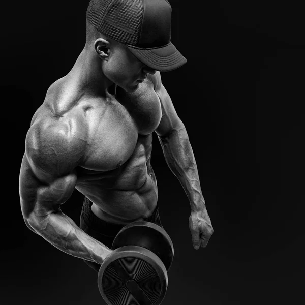 Andsome potere atletico uomo bodybuilder facendo esercizi con muto — Foto Stock