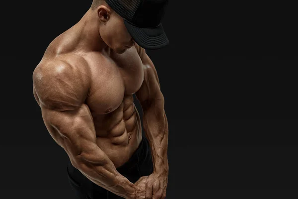 Athletin zeigt starke Bauchmuskeln — Stockfoto