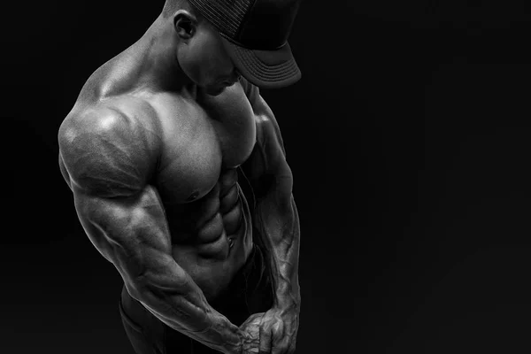 Kas yapı güçlü abs hatıraları ile üstsüz erkek vücut geliştirmeci — Stok fotoğraf