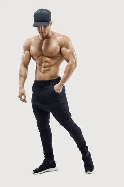 Ganzkörperporträt eines hemdlosen männlichen Bodybuilders mit muskulösem Körperbau, der mit muskulösem Körperbau und kräftigem Bauch posiert. — Stockfoto