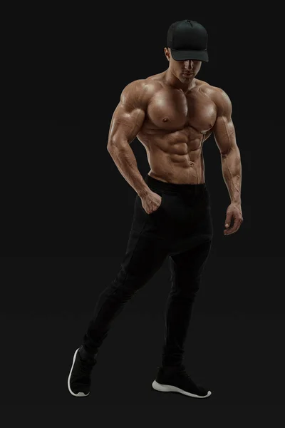 Retrato de comprimento total do fisiculturista masculino sem camisa com corpo muscular posando com musculação abdominais fortes mostrando . — Fotografia de Stock