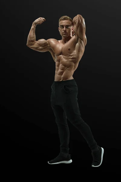 Bodybuilder with muscular physique — Stock Photo, Image