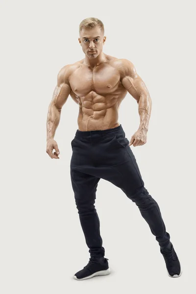 Hemdlose männliche Modell posiert muskulösen Kern — Stockfoto