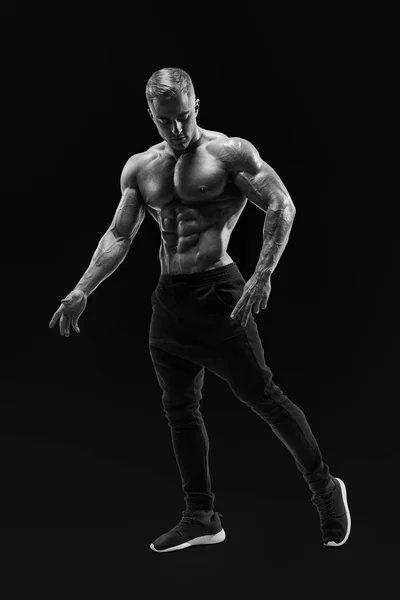 Full-length shot of young man with muscular body — Stock Photo, Image