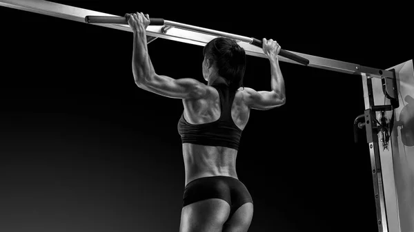 Foto en blanco y negro del Ejercicio Profesional de Entrenamiento Pull Up B — Foto de Stock