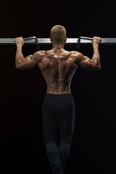 Poder musculoso culturista chico haciendo pullups en el gimnasio. Hombre de fitness —  Fotos de Stock