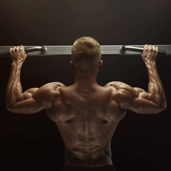 Close-up photo of attractive muscular bodybuilder guy doing pull — Stock Photo, Image