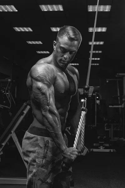 Portrait noir et blanc d'un beau bodybuilder sportif faisant — Photo