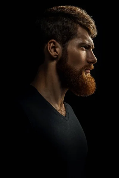 Портрет молодого красивого бородатого человека, который смотрит вперед — стоковое фото