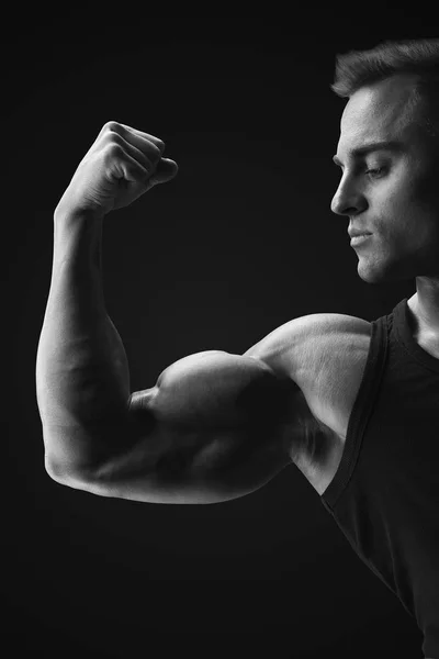 Black and white photo of young confindent muscular bodybuilder s — Stock Photo, Image