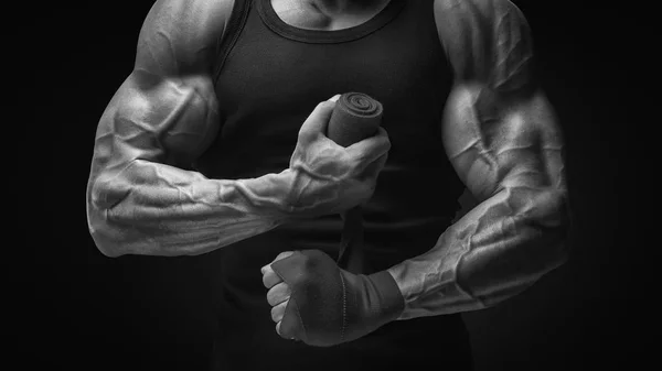 Сильные руки и кулаки, готовые к тренировкам и активным упражнениям Cl — стоковое фото