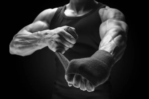 Detailní Foto silného muže zábal rukou, kterou člověk je obtékání ruce wi — Stock fotografie