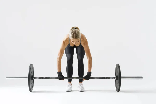 Fit jonge vrouw heffen lange halter — Stockfoto