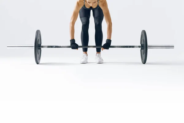 Ajuste joven mujer levantando la barra — Foto de Stock