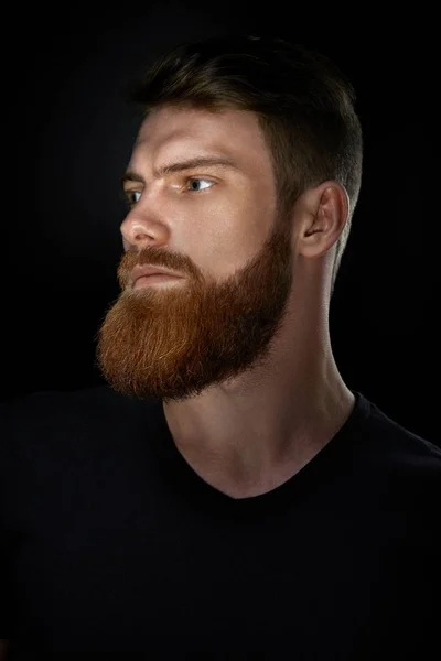 Портрет бородатого чоловіка впевнено з нетерпінням чекає — стокове фото
