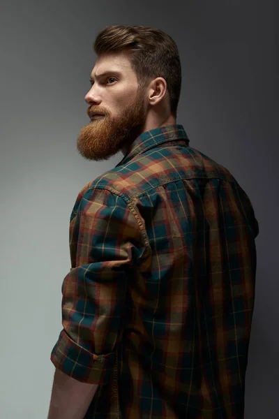 Porträtt av en man med skägg och modern frisyr — Stockfoto