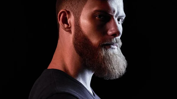 ネオンの光の残忍なひげを生やした男性の肖像画 — ストック写真