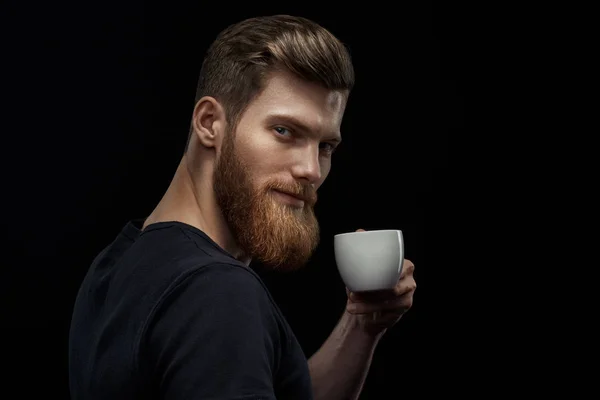 Счастливый бородатый мужчина пьет утренний кофе — стоковое фото