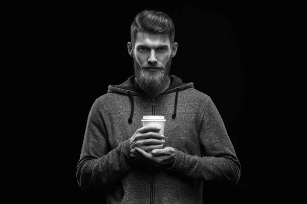 Barbudo elegante jovem com xícara de café — Fotografia de Stock