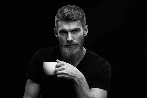 Уверенный в себе идеальный парикмахер пьет кофе — стоковое фото