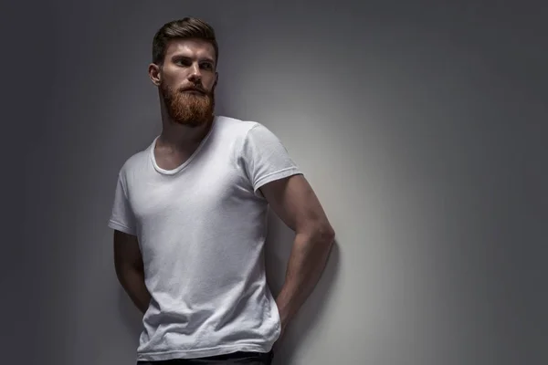 Retrato de um homem bonito em uma camiseta branca do cinza — Fotografia de Stock