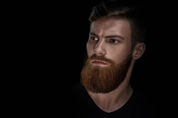 Retrato de un joven guapo barbudo mirando hacia adelante —  Fotos de Stock