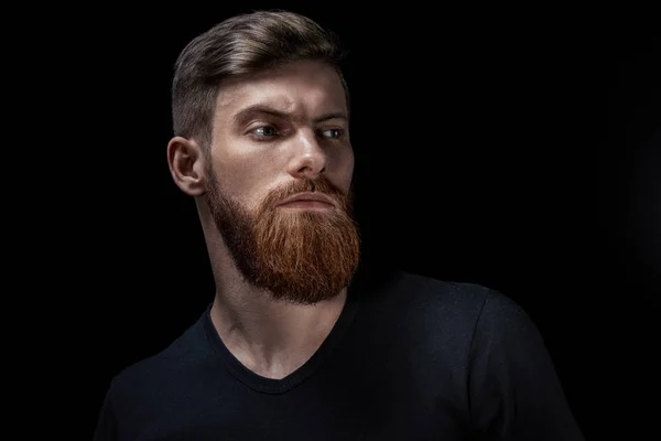 Portrait d'homme caucasien avec grosse barbe en T-shirt noir Horizontal — Photo