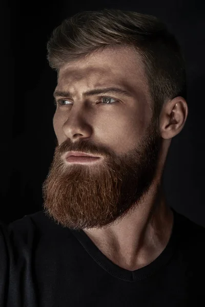 Retrato vertical de un hombre con barba y peinado moderno —  Fotos de Stock