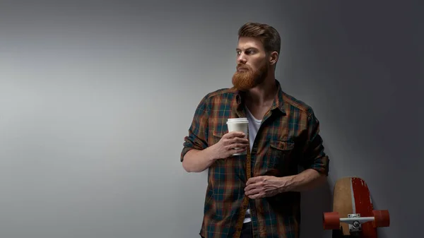 Homme barbu prenant un café — Photo