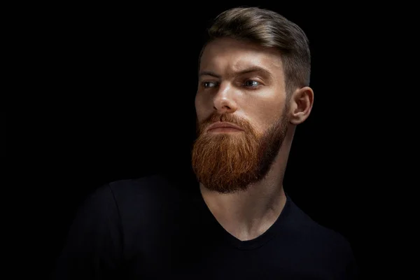 Porträtt av kaukasiska man med stora skägg i svart T-shirt horisontella — Stockfoto