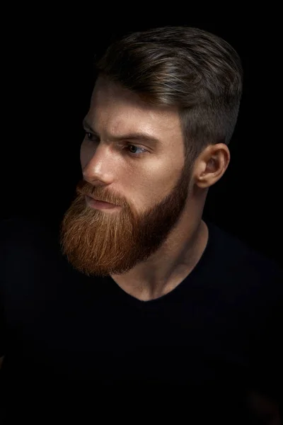 Retrato de un hombre con barba y peinado moderno —  Fotos de Stock