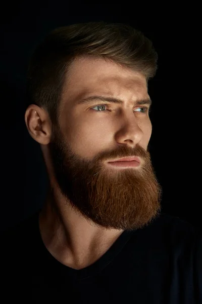 Портрет молодого красивого бородатого чоловіка з нетерпінням чекає — стокове фото