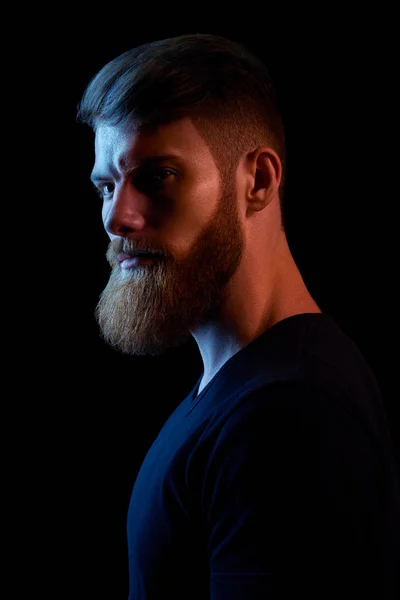 Neon ışık acımasız sakallı erkek portre — Stok fotoğraf