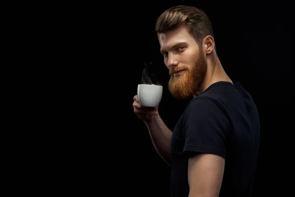 L'uomo barbuto sta assaggiando il caffè — Foto Stock