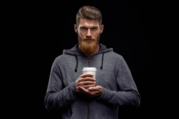 Бородатый стильный мужчина с чашкой кофе — стоковое фото